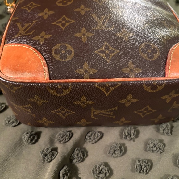 Louis Vuitton Dunube Crossbody - Picture 3 of 14